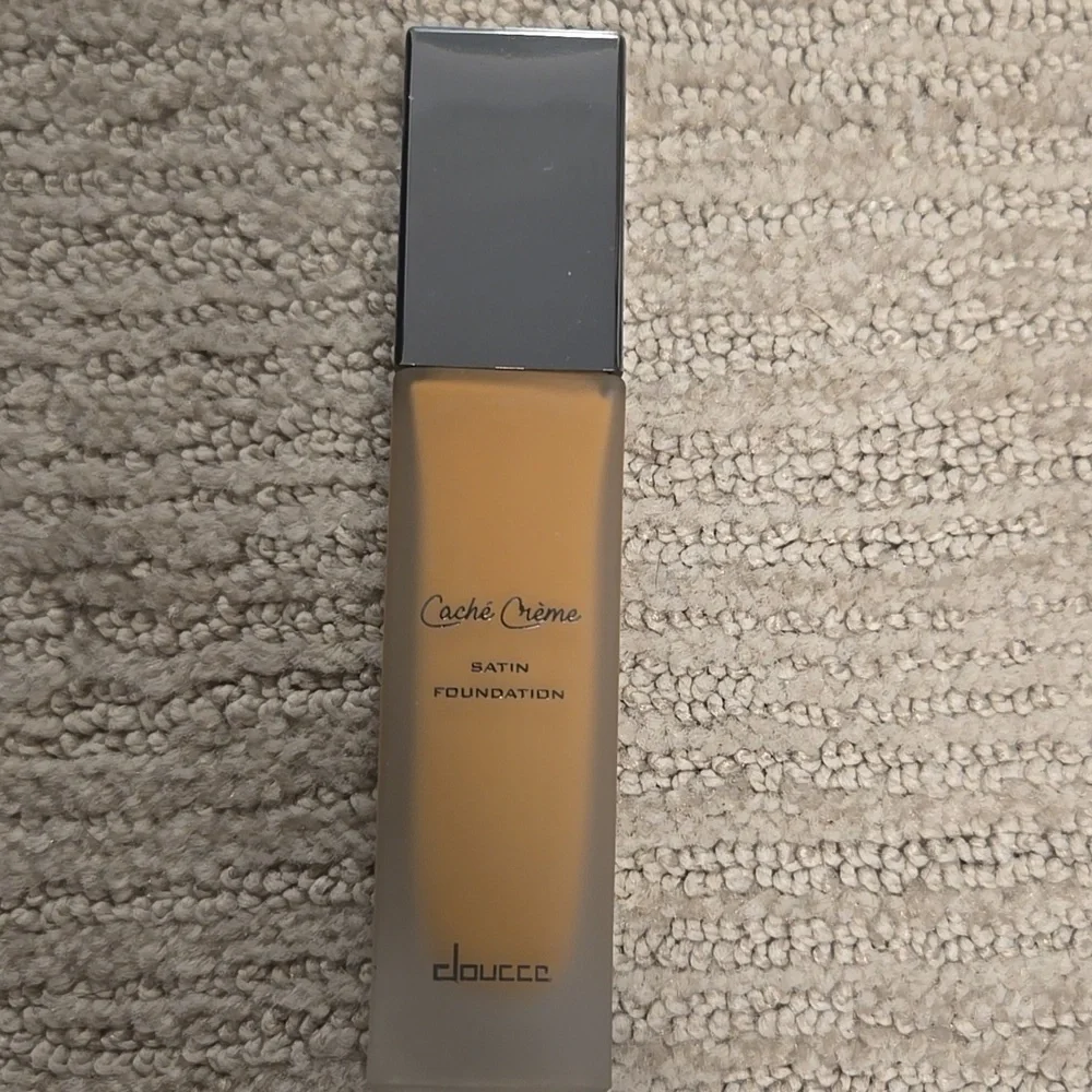 NWOT Doucce Cache Creme Satin Foundation YD11